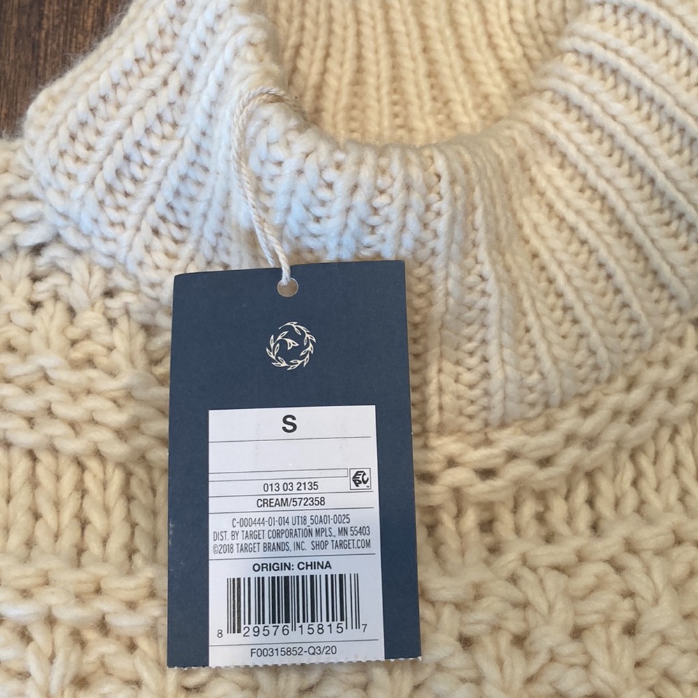Universal thread sweater NWT - Picture 4 of 6
